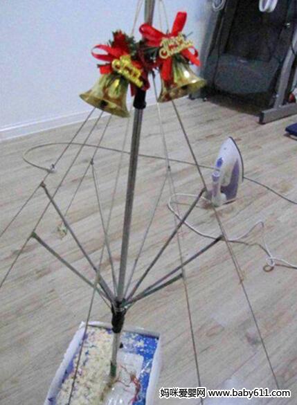 雨伞制作的圣诞树