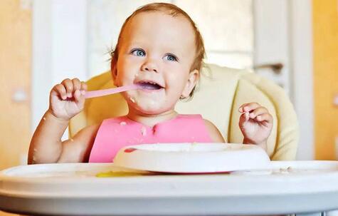父母如何正确教宝宝自己吃饭？